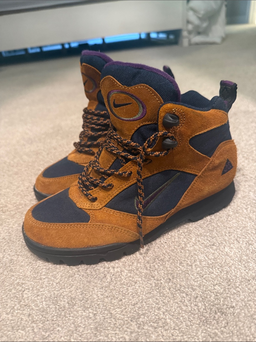 💜🤎 Vintage 90's Nike Women's ACG Brown Suede and Navy High-Top Boots, Sz 7